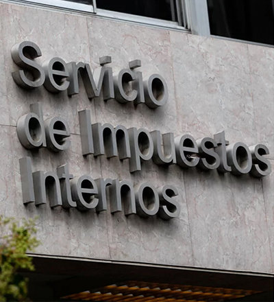 La nueva resolución deroga la normativa existente y establece un nuevo procedimiento para inscribirse al régimen simplificado aplicable a contribuyentes que presten servicios en forma remota a contribuyentes no afectos a IVA, así como las instrucciones para optar a los distintos periodos de tributación bajo dicho régimen.