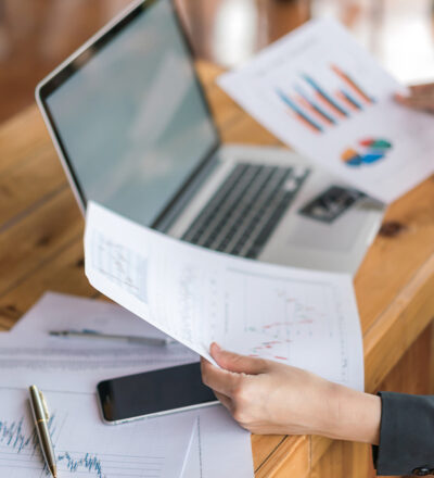 Con fecha 10 de julio de 2025, la Comisión para el Mercado Financiero inició una nueva consulta pública sobre la modificación de la NCG N°514, que incorpora un Anexo Técnico para regular aspectos operativos del Sistema de Finanzas Abiertas. La norma establece exigencias sobre certificados digitales, pruebas funcionales, continuidad operativa, monitoreo y consentimiento, con el objetivo de reforzar la trazabilidad, seguridad e interoperabilidad bajo la Ley Fintec.  La propuesta permanecerá en consulta pública hasta el 18 de agosto de 2025.