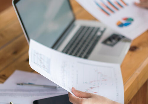 Con fecha 10 de julio de 2025, la Comisión para el Mercado Financiero inició una nueva consulta pública sobre la modificación de la NCG N°514, que incorpora un Anexo Técnico para regular aspectos operativos del Sistema de Finanzas Abiertas. La norma establece exigencias sobre certificados digitales, pruebas funcionales, continuidad operativa, monitoreo y consentimiento, con el objetivo de reforzar la trazabilidad, seguridad e interoperabilidad bajo la Ley Fintec.  La propuesta permanecerá en consulta pública hasta el 18 de agosto de 2025.