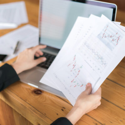 Con fecha 19 de agosto, la CMF inició consulta pública sobre cambios a la NCG N°16 y N°182 para adecuarlas a la Ley Fintec. En la NCG 16 se incorpora la autorización para prestar el servicio de intermediación de valores, se actualizan documentos de inscripción, se exigen más antecedentes sobre estructura y controles, y se precisan requisitos de solvencia y patrimonio. En la NCG 182 se redefinen los antecedentes para corredores de bolsa de productos y se refuerzan los requisitos de inscripción de las personas jurídicas.