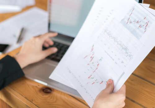 Con fecha 19 de agosto, la CMF inició consulta pública sobre cambios a la NCG N°16 y N°182 para adecuarlas a la Ley Fintec. En la NCG 16 se incorpora la autorización para prestar el servicio de intermediación de valores, se actualizan documentos de inscripción, se exigen más antecedentes sobre estructura y controles, y se precisan requisitos de solvencia y patrimonio. En la NCG 182 se redefinen los antecedentes para corredores de bolsa de productos y se refuerzan los requisitos de inscripción de las personas jurídicas.