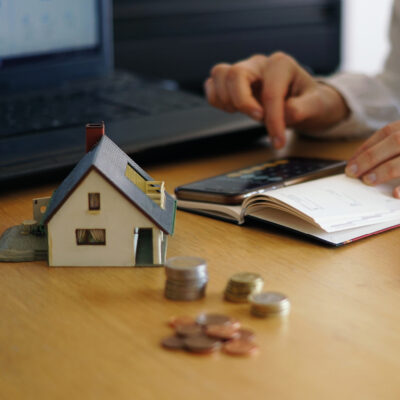 The Chilean Internal Revenue Service (SII), through Official Ruling No. 2,670, clarified the tax treatment of dividends distributed to foreign investors through international custodians. The exemption under Article 63 of the Income Tax Law applies only to the beneficial owner who is resident in a country with a tax treaty in force. The ruling also addresses refunds arising from undue restitutions and the burden of proof borne by the responsible agent.