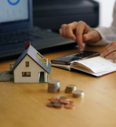 The Chilean Internal Revenue Service (SII), through Official Ruling No. 2,670, clarified the tax treatment of dividends distributed to foreign investors through international custodians. The exemption under Article 63 of the Income Tax Law applies only to the beneficial owner who is resident in a country with a tax treaty in force. The ruling also addresses refunds arising from undue restitutions and the burden of proof borne by the responsible agent.