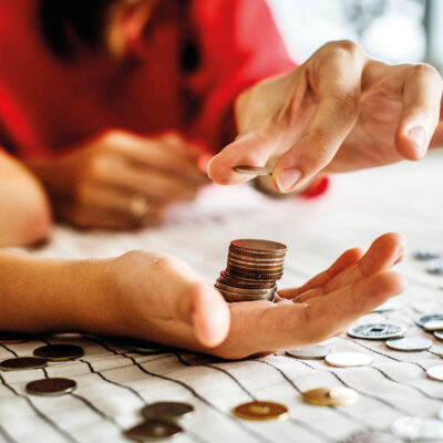 La CMF publicó una propuesta normativa que regula los requisitos y condiciones excepcionales para que cooperativas de ahorro y crédito puedan solicitar la devolución de cuotas de participación conforme al artículo 19 bis de la LGC. La iniciativa establece exigencias prudenciales estrictas, requisitos de solvencia, aprobación de un plan de devolución y ajustes contables específicos, buscando resguardar la estabilidad financiera y la protección de los depositantes.